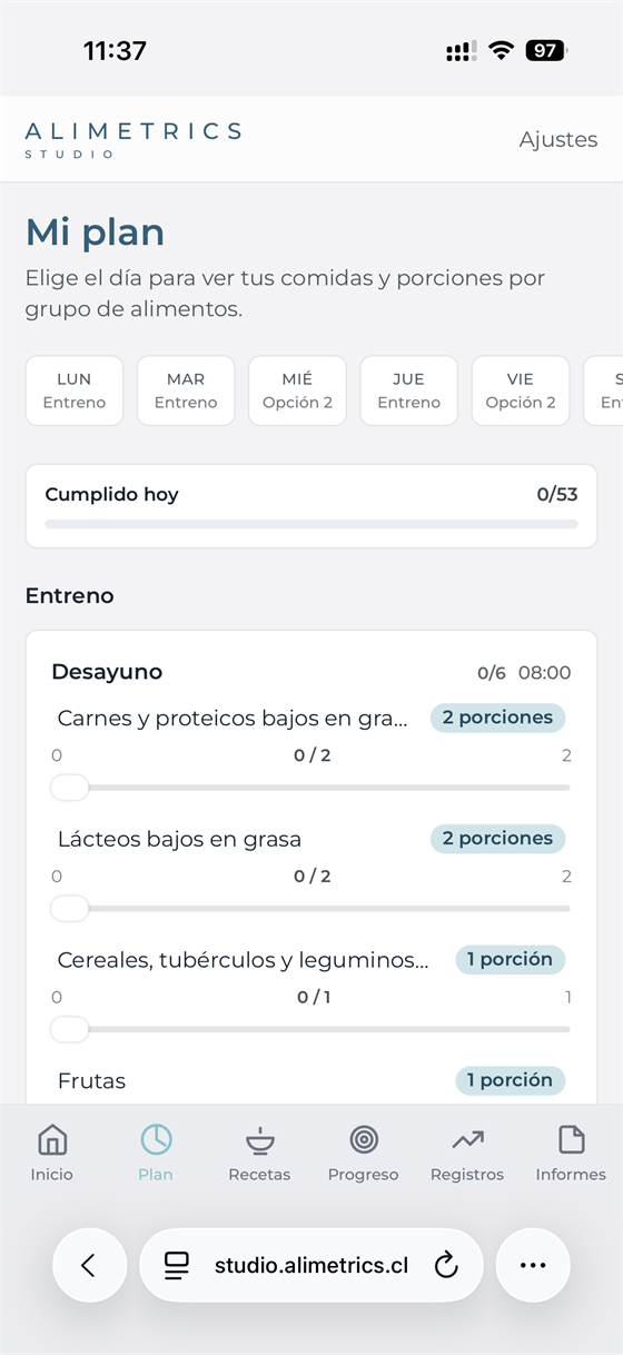 Portal del paciente en el teléfono: plan del día con porciones por grupo y avance de cumplimiento
